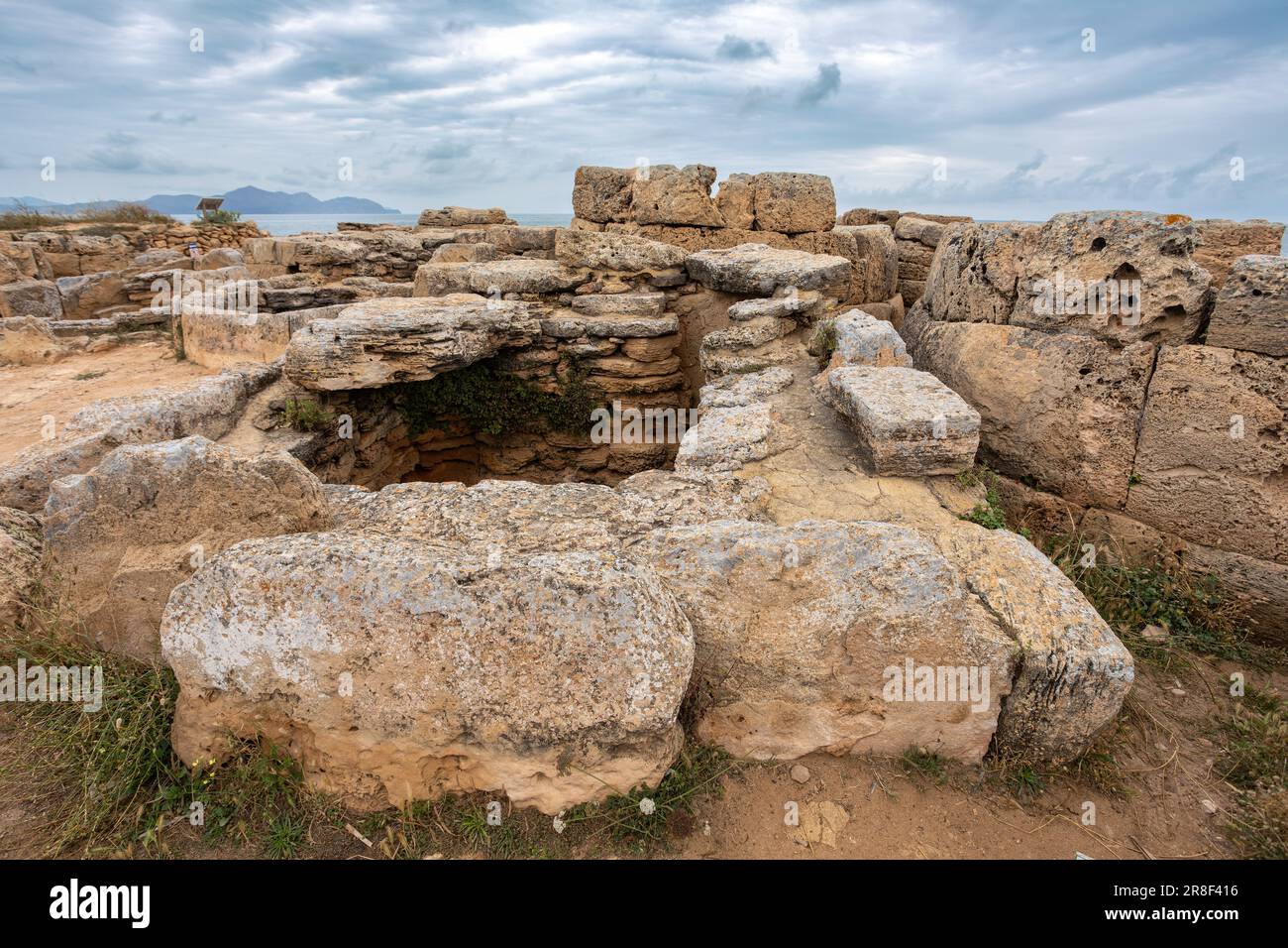 Nécropole de son Real, préhistorique, en grande partie au-dessus de la terre de sépulture sur la côte nord de Majorque. CAN Picafort, Îles Baléares, Espagne. Banque D'Images