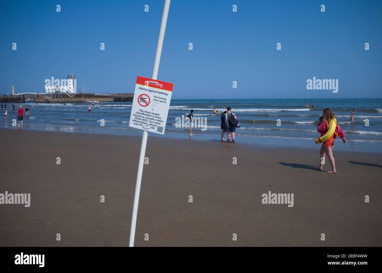 Panneau d'avertissement sur la plage de Scarborough pour prévenir la baignade en raison de la mauvaise qualité de l'eau Banque D'Images