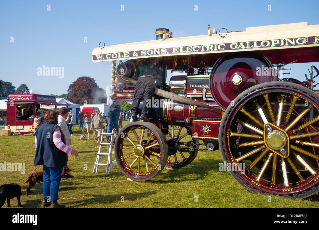 Ingénieurs travaillant sur un moteur de traction d'époque au salon de sport de Scampton, dans le Yorkshire Banque D'Images