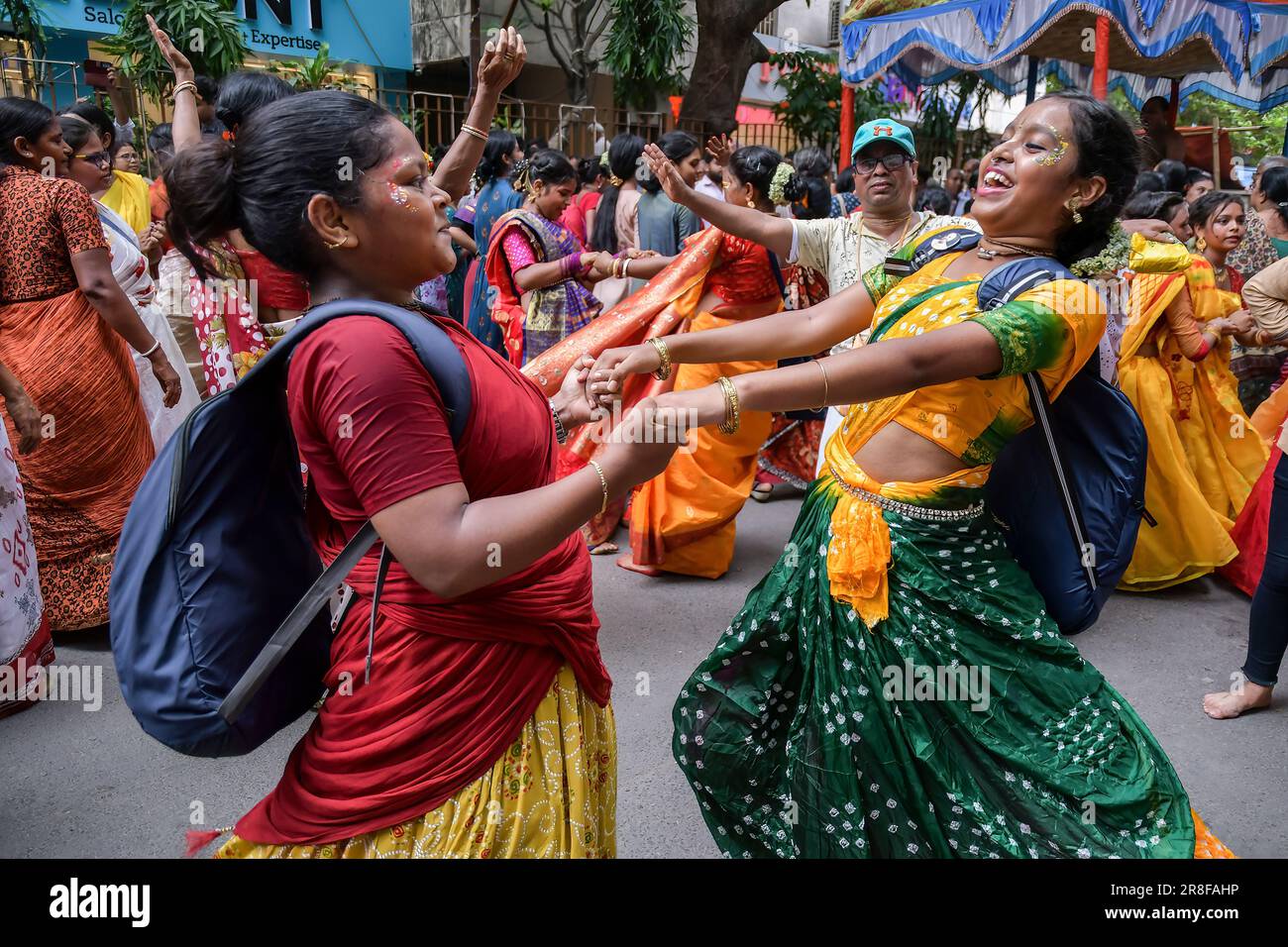 Kolkata, Inde. 20th juin 2023. Les dévotés dansent pendant la procession du festival. La communauté ISKCON de Kolkata célèbre le festival annuel de Rath yatra ou le festival de Chariot. Crédit : SOPA Images Limited/Alamy Live News Banque D'Images