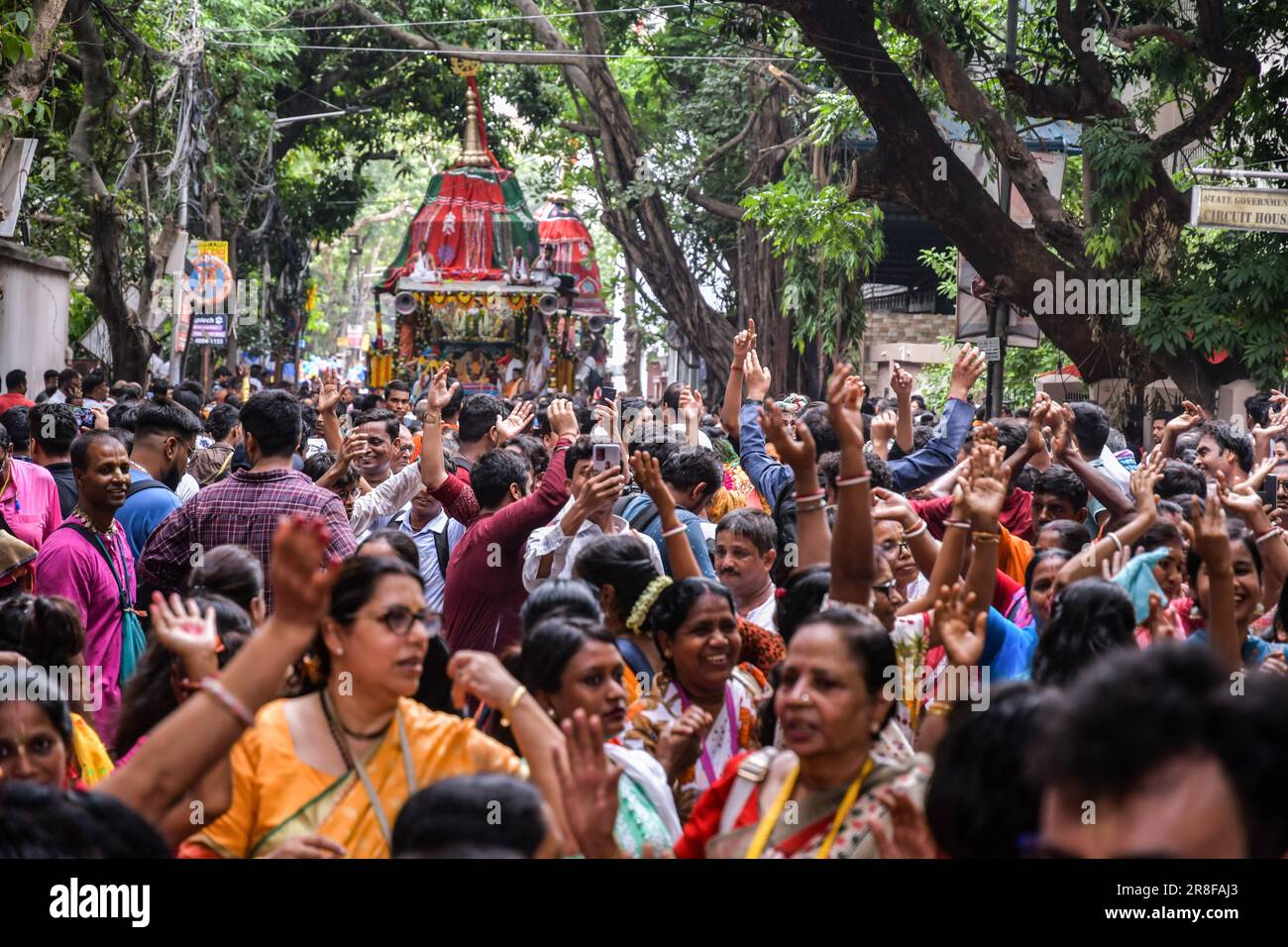 Kolkata, Inde. 20th juin 2023. Les dévotés dansent pendant la procession du festival. La communauté ISKCON de Kolkata célèbre le festival annuel de Rath yatra ou le festival de Chariot. Crédit : SOPA Images Limited/Alamy Live News Banque D'Images