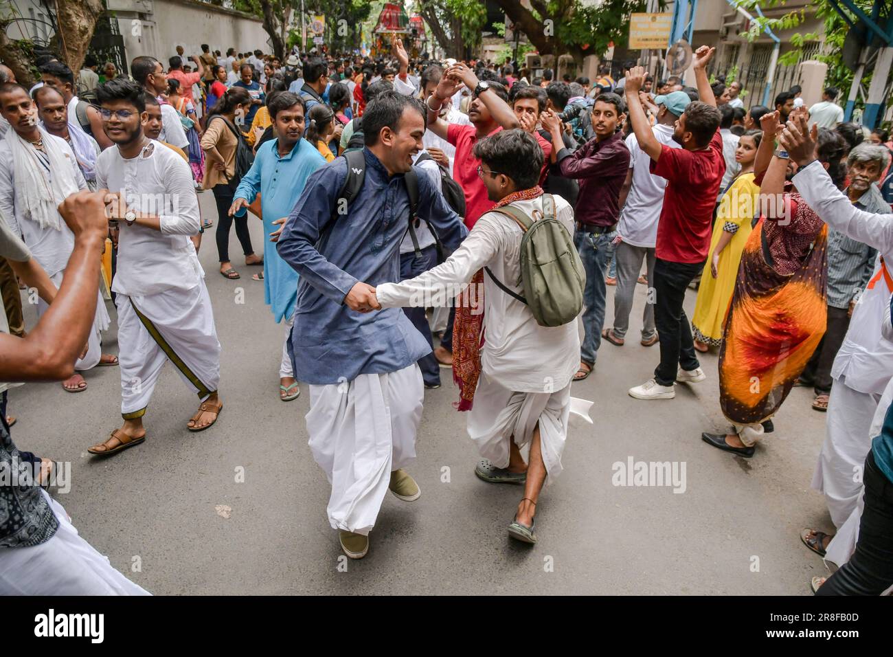 Kolkata, Inde. 20th juin 2023. Les dévotés dansent pendant la procession du festival. La communauté ISKCON de Kolkata célèbre le festival annuel de Rath yatra ou le festival de Chariot. (Photo de Dipayan Bose/SOPA Images/Sipa USA) crédit: SIPA USA/Alay Live News Banque D'Images