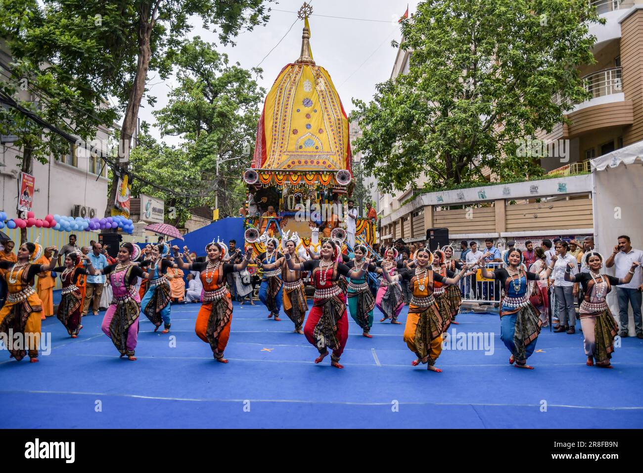 Kolkata, Inde. 20th juin 2023. Les dévotés dansent pendant la procession du festival. La communauté ISKCON de Kolkata célèbre le festival annuel de Rath yatra ou le festival de Chariot. (Photo de Dipayan Bose/SOPA Images/Sipa USA) crédit: SIPA USA/Alay Live News Banque D'Images