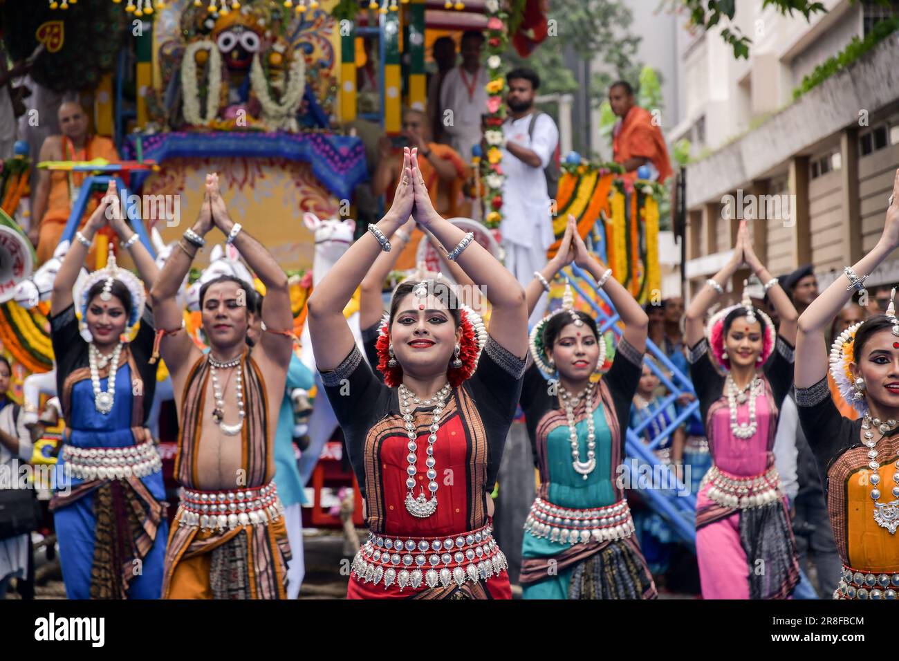 Kolkata, Inde. 20th juin 2023. Les dévotés dansent pendant la procession du festival. La communauté ISKCON de Kolkata célèbre le festival annuel de Rath yatra ou le festival de Chariot. (Photo de Dipayan Bose/SOPA Images/Sipa USA) crédit: SIPA USA/Alay Live News Banque D'Images