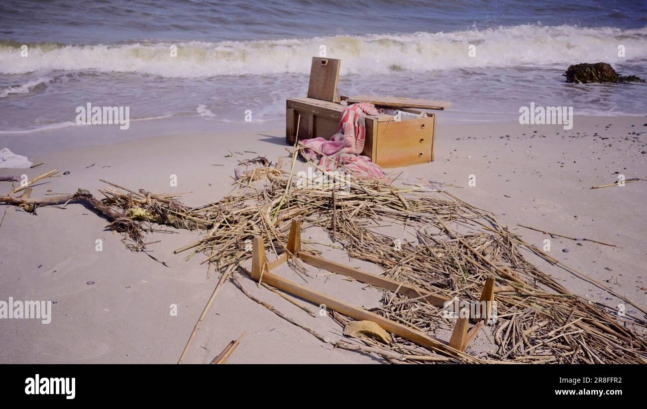 Les meubles et autres débris dérivants ont atteint les plages de la mer Noire à Odessa, en Ukraine. Catastrophe environnementale causée par l'explosion de Kakhovka Banque D'Images