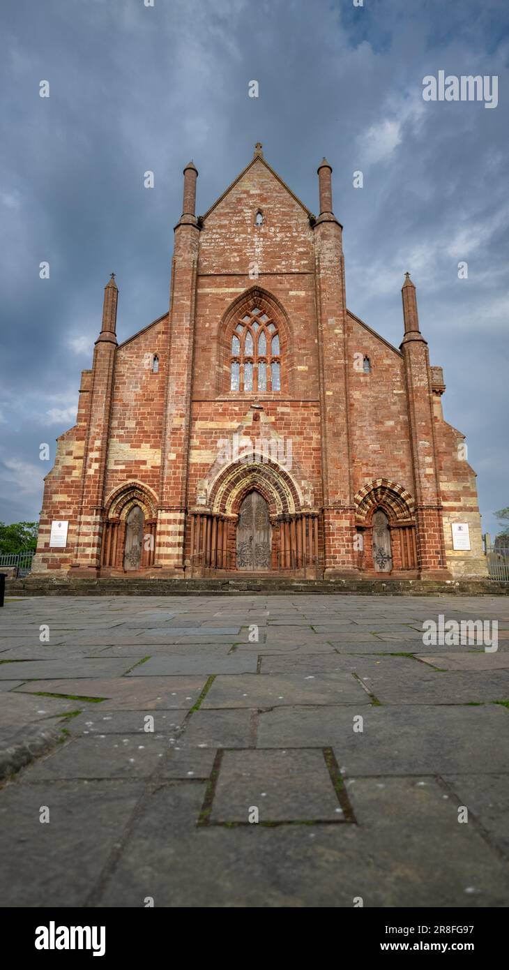 Extérieur de la cathédrale St Magnus lors d'une soirée ensoleillée d'été à Kirkwall, Orkney, Royaume-Uni. Banque D'Images