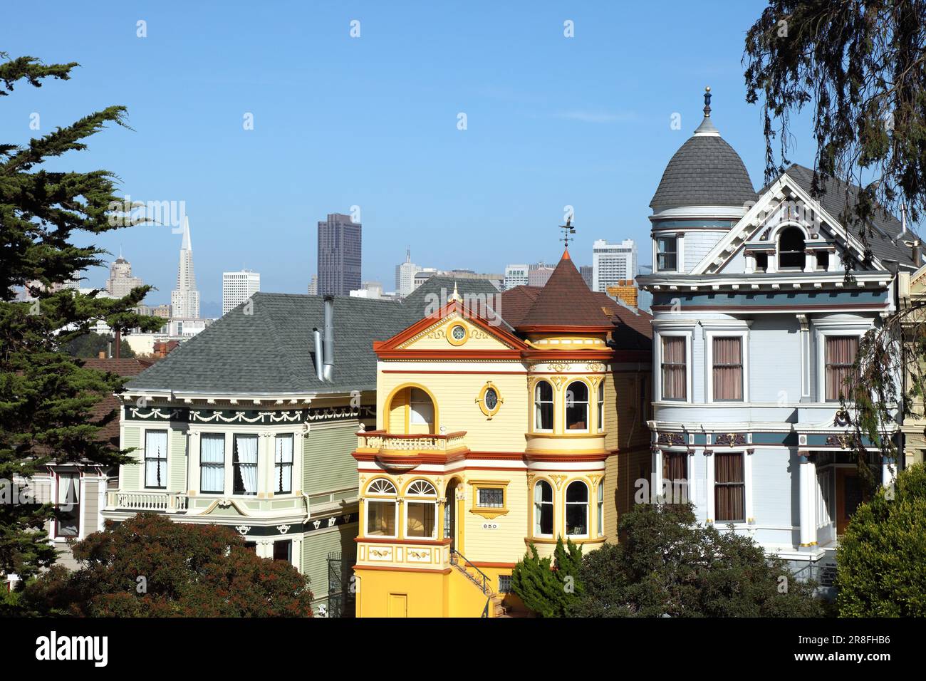 Maisons victoriennes (Painted Ladies), Alamo Square, centre-ville en arrière-plan, San Francisco, CA, États-Unis Banque D'Images