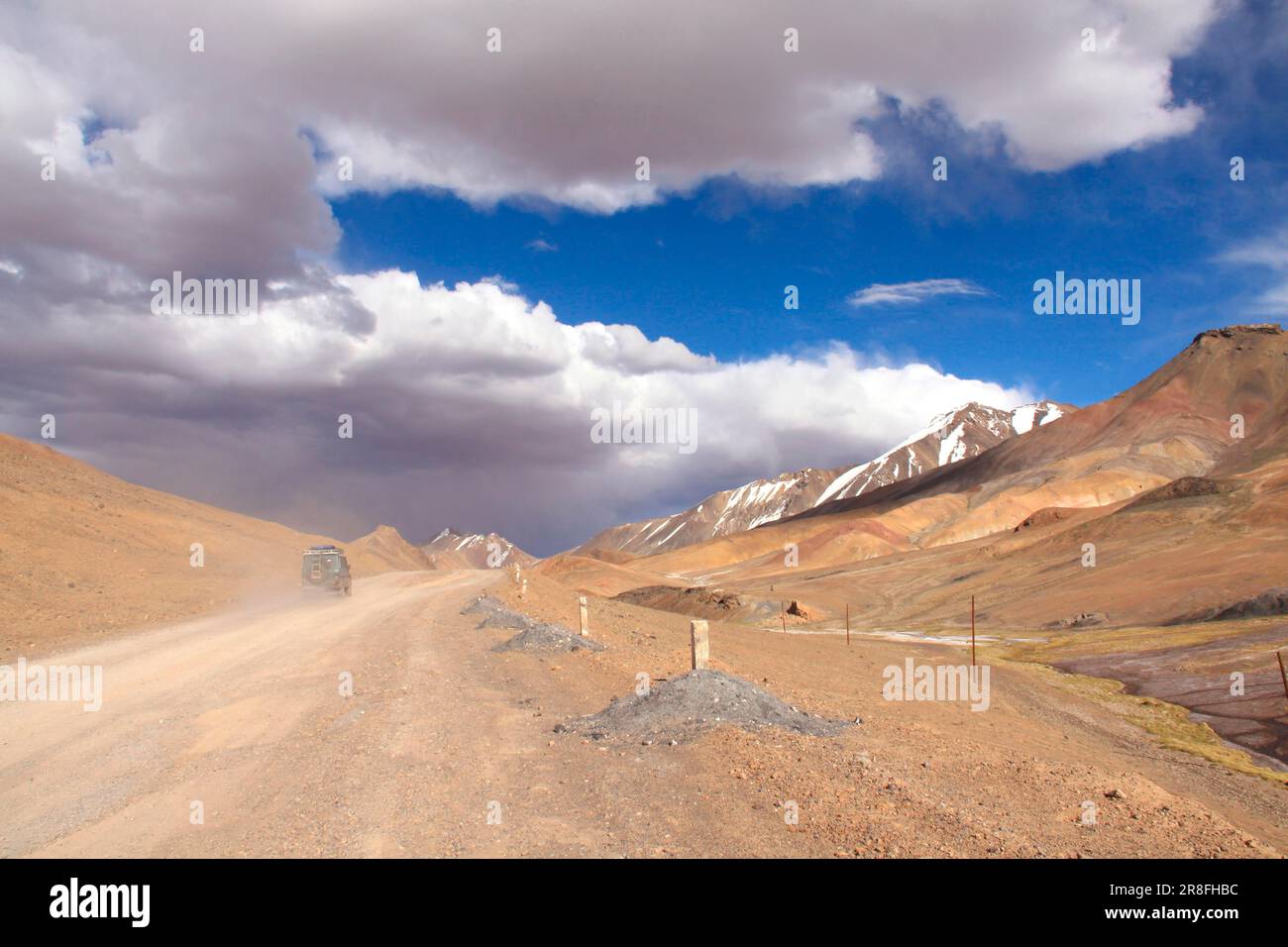 Véhicule au col Ak-Baital, 4655m, le point le plus élevé de l'autoroute Pamir Tadjikistan Banque D'Images