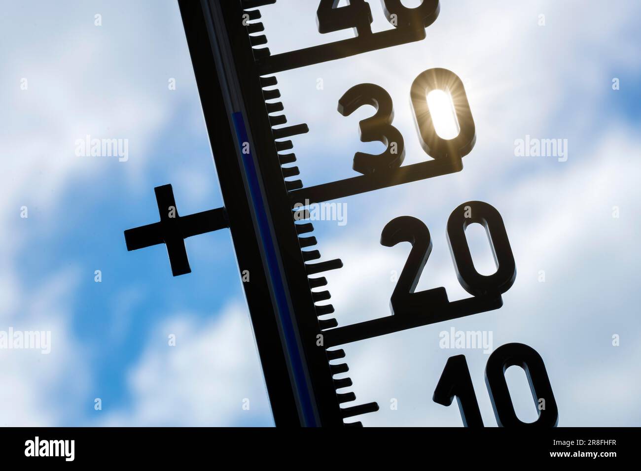 Image symbolique, réchauffement climatique, thermomètre, soleil, vague de chaleur, 37 degrés Celsius, Bade-Wurtemberg, Allemagne Banque D'Images