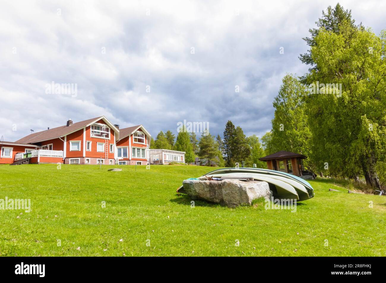Vue arrière sur le lac de la réception et du restaurant de Lentiira Holiday Village, Kainuu Finlande. Juin 2023 Banque D'Images