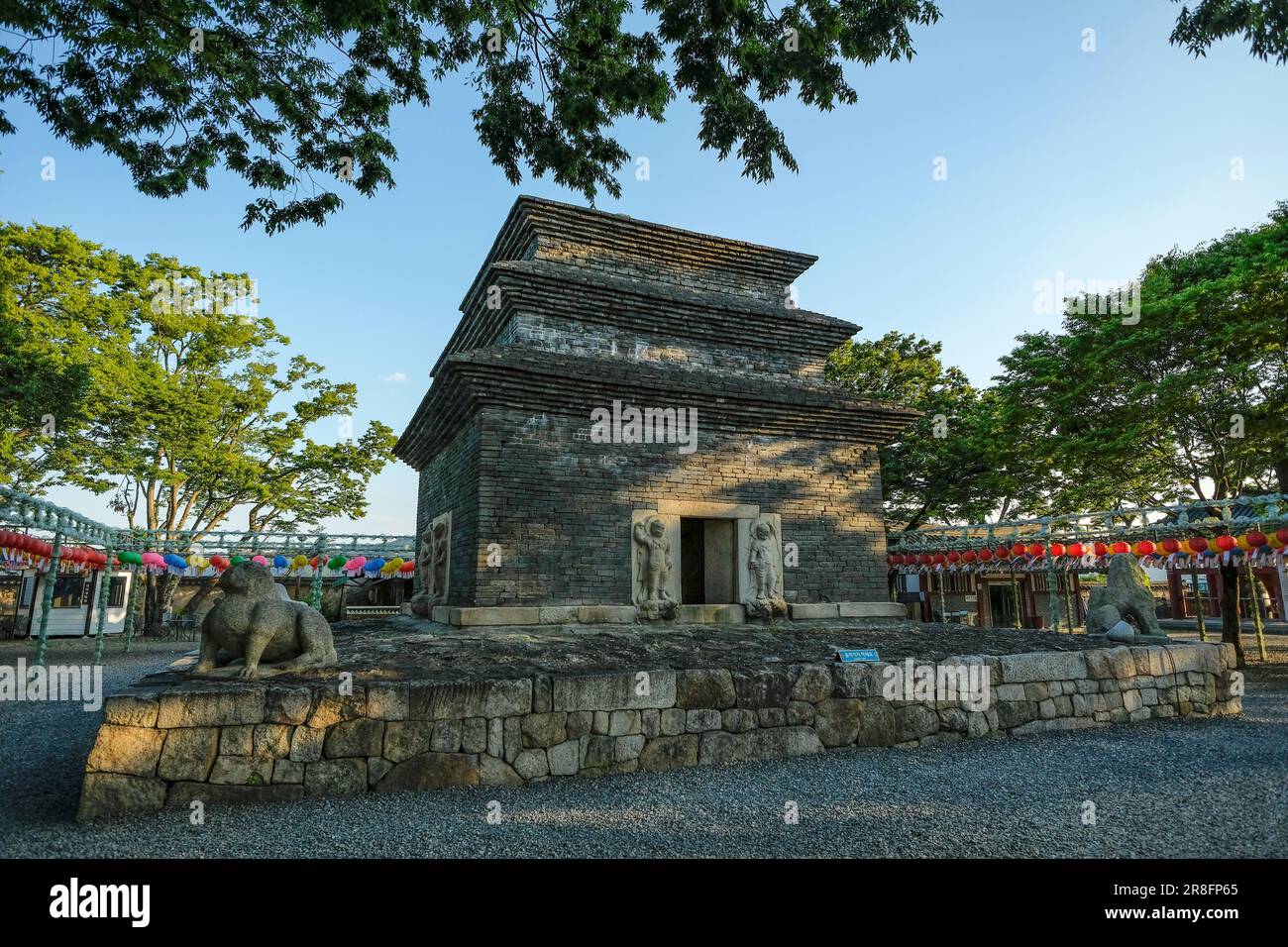 Gyeongju, Corée du Sud - 4 juin 2023 : ancienne pagode en pierre de trois étages de l'ère Silla au temple de Bunhwangsa à Gyeongju en Corée du Sud. Banque D'Images