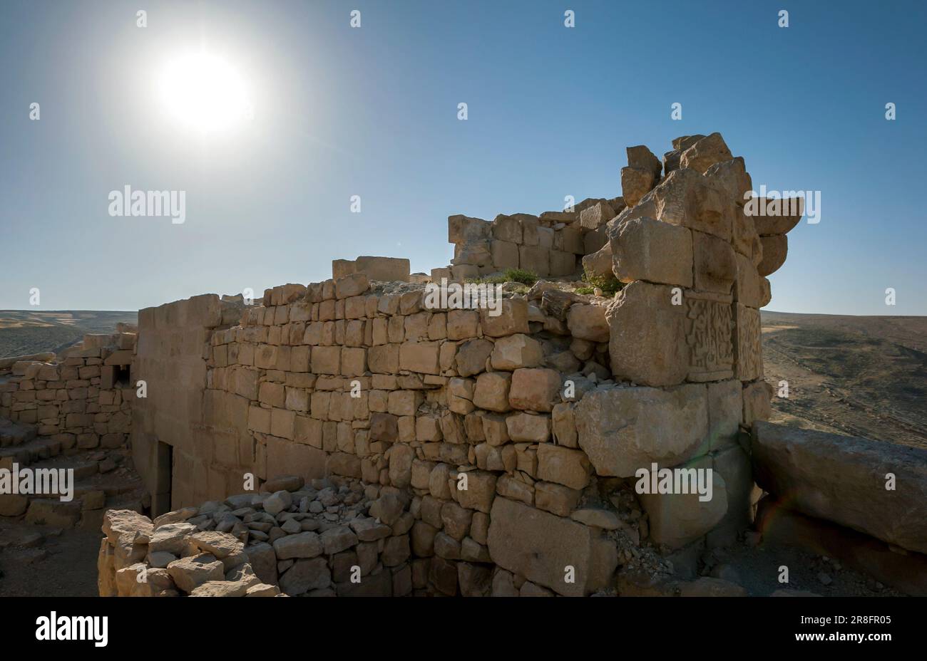 Blocs de pierre avec script arabe situé sur un mur extérieur du château de Shobak (Houbak) en Jordanie. Banque D'Images