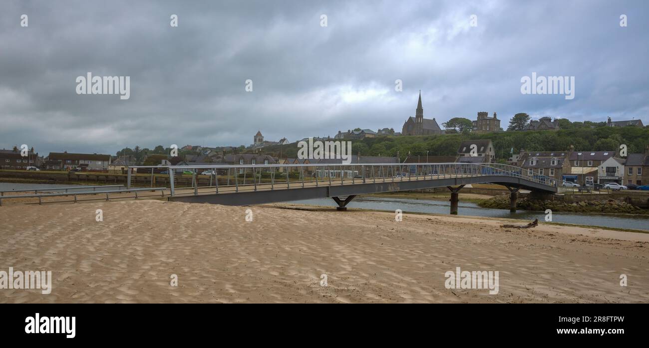 Centre-ville de Lossiemouth avec un nouveau pont pour se rendre à la plage et une promenade le long de la côte, Morayshire, Écosse, Royaume-Uni Banque D'Images