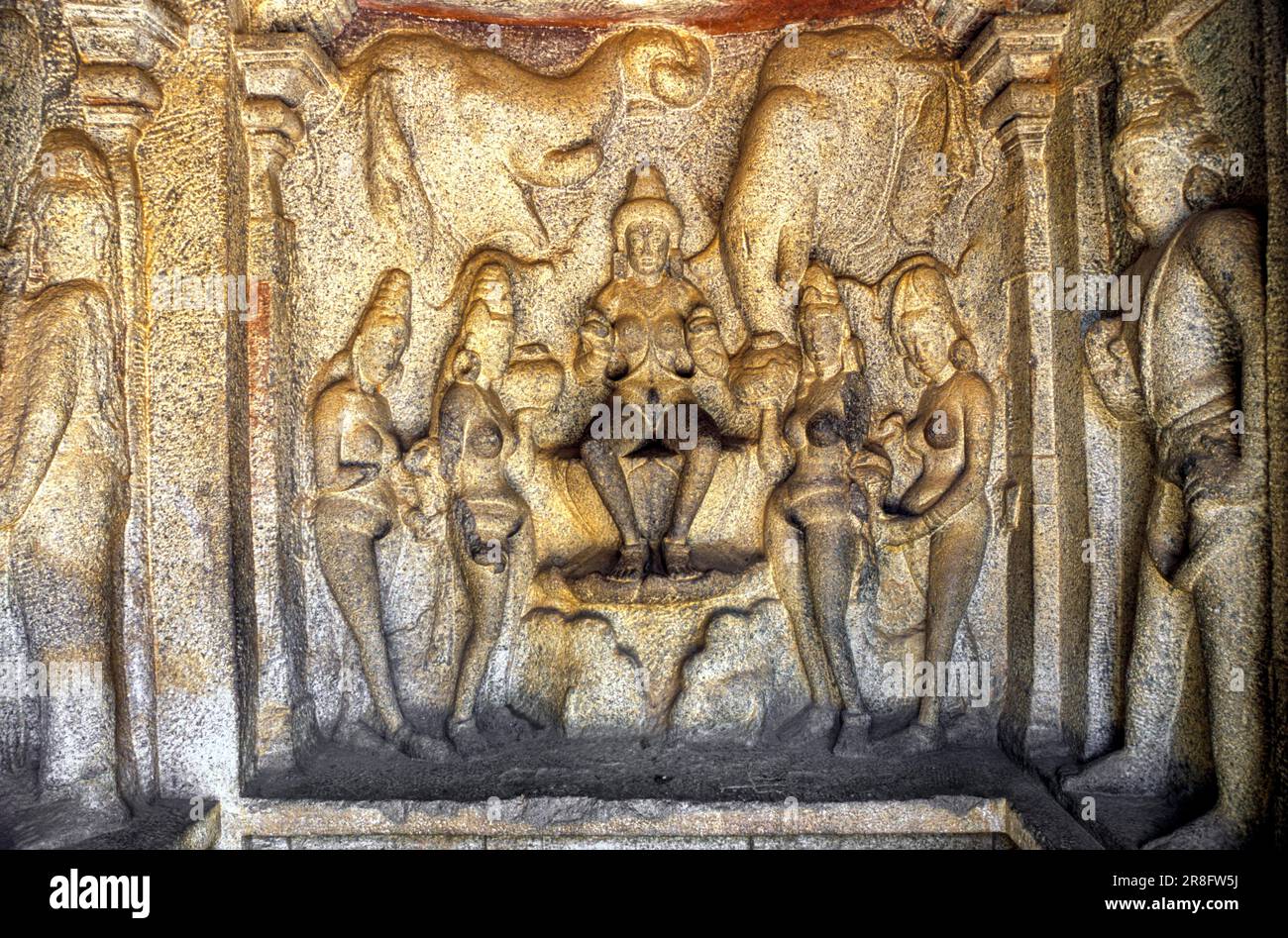 Gaja Lakshmi assis sur le Lotus et baigné par l'éléphant et assisté par les nymphes dans la grotte de Varaha 7th siècle à Mahabalipuram Mamallapuram, Tamil Nadu Banque D'Images