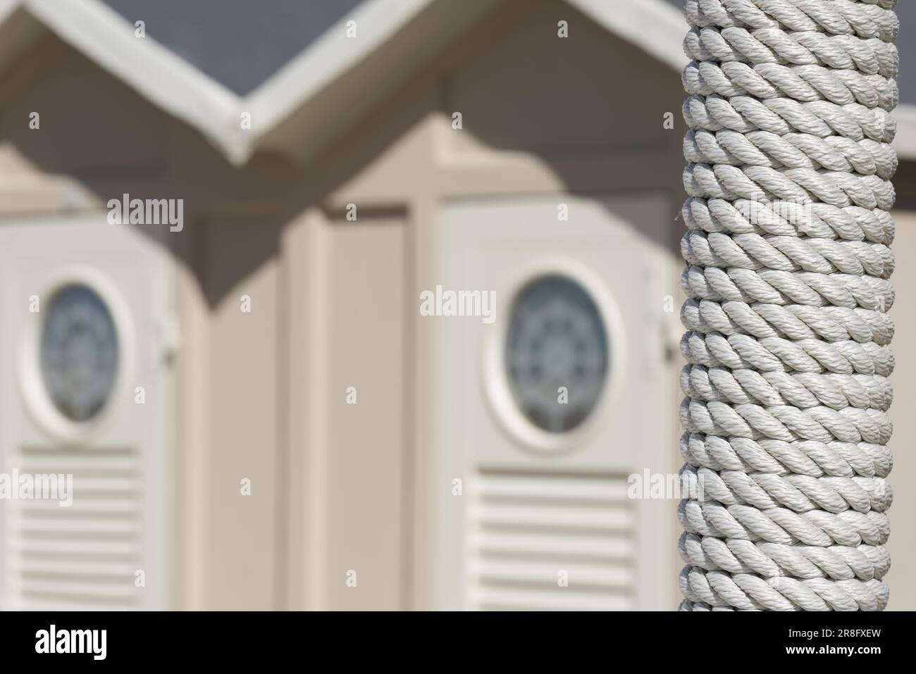 Beach Hut avec un pôle fabriqué à Rope, Italie Banque D'Images
