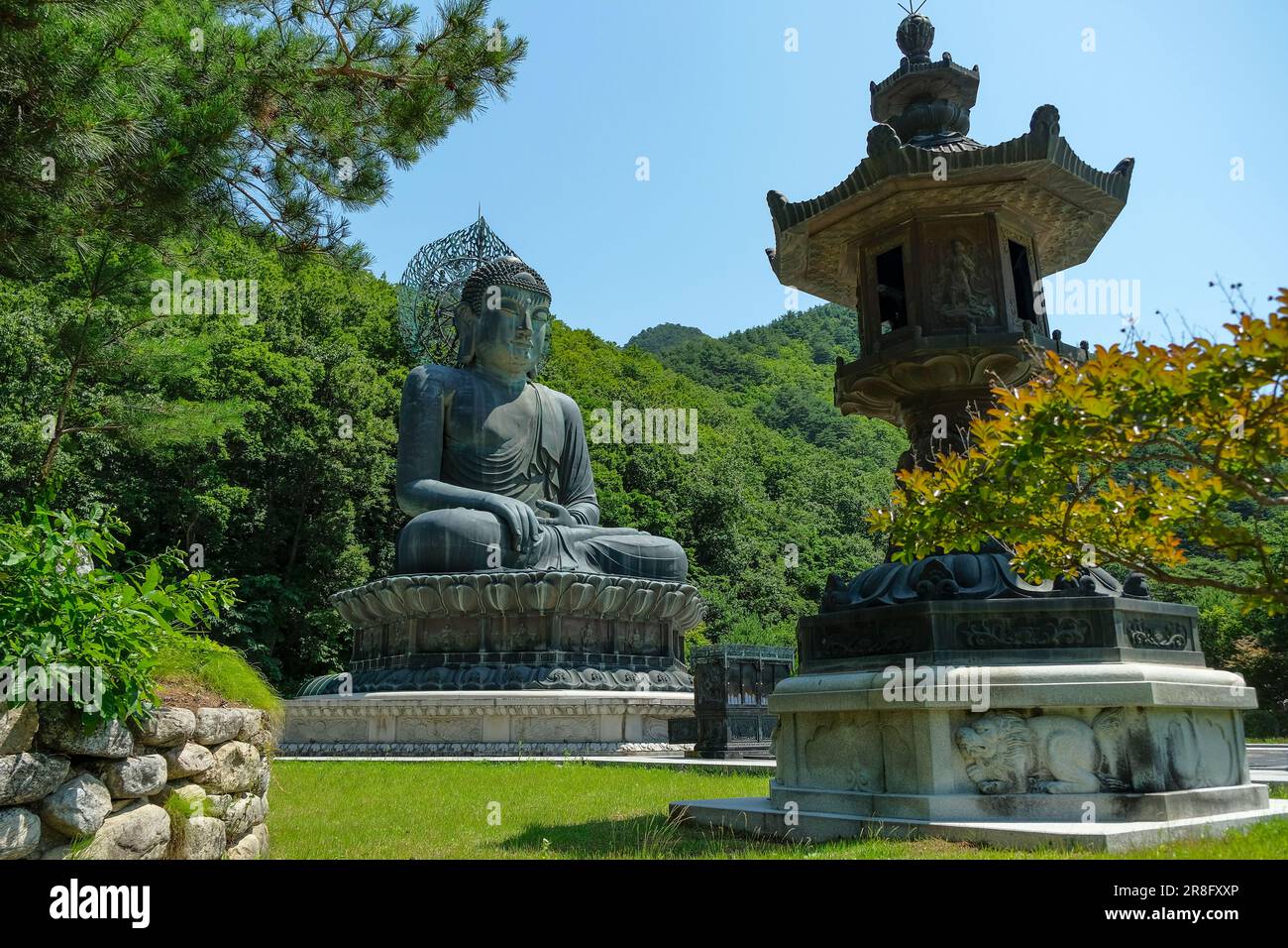 Sokcho, Corée du Sud - 17 juin 2023 : statue de Bouddha au temple de Sinheungsa situé dans le parc national de Sonoraksan, Sokcho, Corée du Sud. Banque D'Images