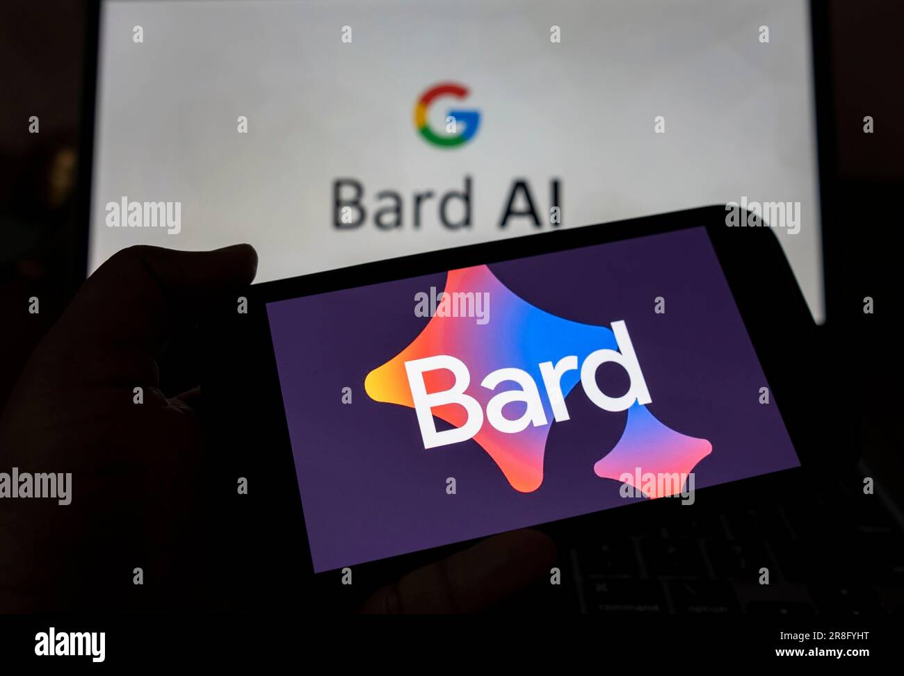 Dans cette illustration de photo, un logo Google Bard ai chatbot est affiché sur un smartphone avec un logo Google BARD ai en arrière-plan Banque D'Images