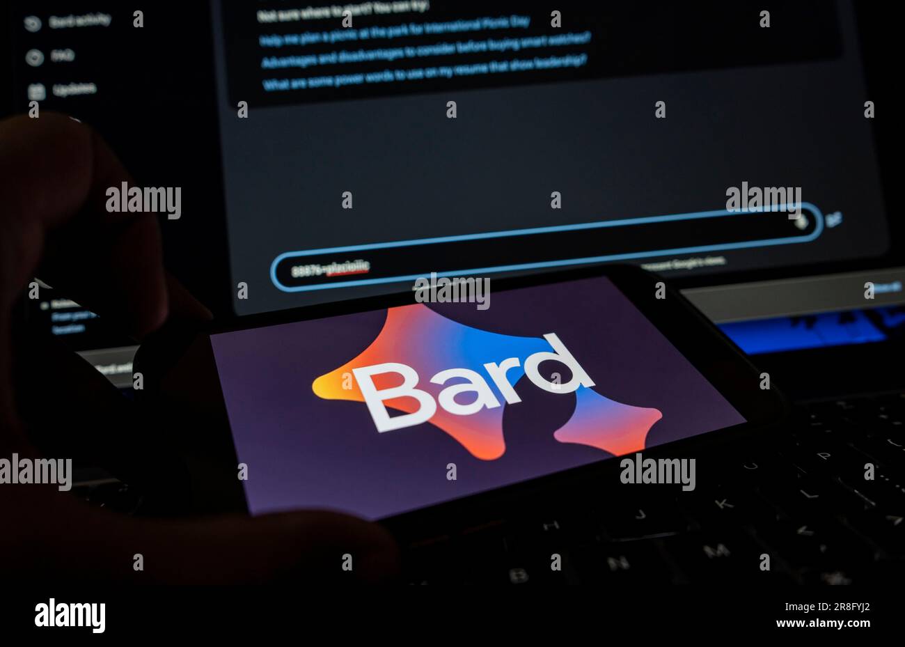 Dans cette illustration de photo, un logo Google Bard ai chatbot est affiché sur un smartphone avec un site Web Google BARD ai en arrière-plan Banque D'Images