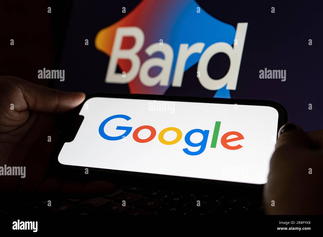 Dans cette illustration, un logo Google est affiché sur un smartphone avec un logo Google BARD ai chat bot en arrière-plan Banque D'Images