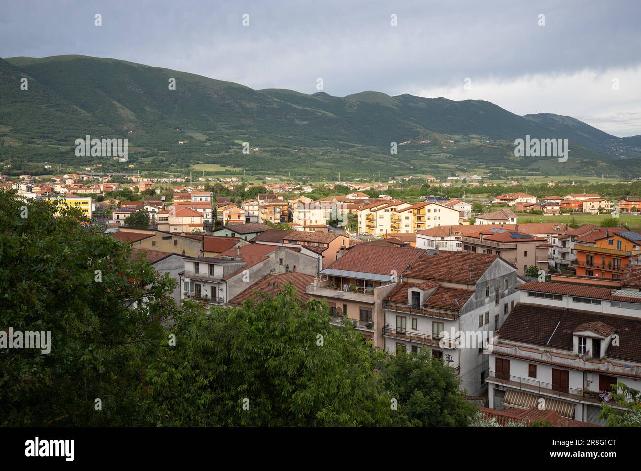 Village de montagne italien, au milieu de la nature, grande vue sur le paysage de Polla, Campanie, Salerno, Italie Banque D'Images