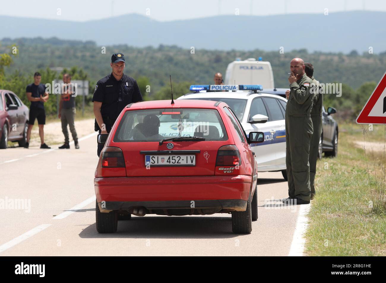 Pakovo Selo, Croatie. 21st juin 2023. Dans le canyon de la rivière Cikola, dans la région de Pakovo Selo, dans le comté de Sibenik-Knin, un hélicoptère des forces armées hongroises, qui était en Croatie pour l'entraînement, s'est écrasé. La police a bloqué la route vers le site de l'accident de l'hélicoptère, un hélicoptère mi-171 SH et un avion de Pilatus de l'armée de l'air croate se sont joints à la recherche d'un hélicoptère militaire qui s'est écrasé, trois passagers ont été trouvés morts, à Pakovo Selo, en Croatie, sur 21 juin 2023. Photo: Dusko Jaramaz/PIXSELL crédit: Pixsell/Alay Live News Banque D'Images