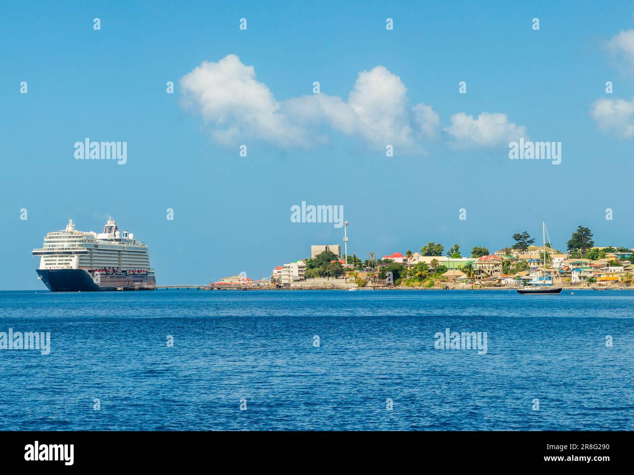 Bord de mer de Roseau capitale de la Dominique avec paquebot de croisière à la jetée, Ouest, Indes, Mer des Caraïbes Banque D'Images
