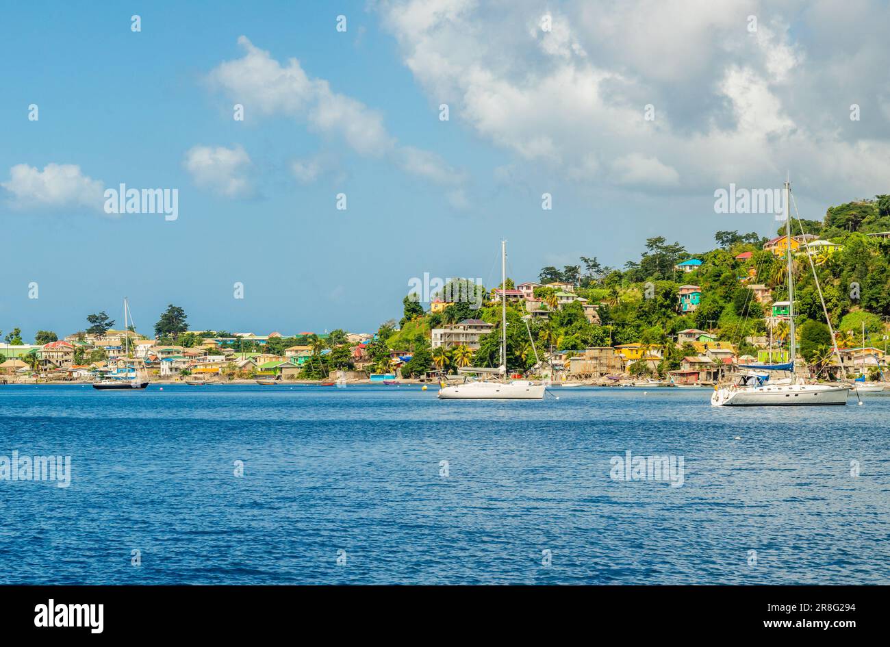 Bord de mer de Roseau capitale de la Dominique avec paquebot de croisière à la jetée, Ouest, Indes, Mer des Caraïbes Banque D'Images