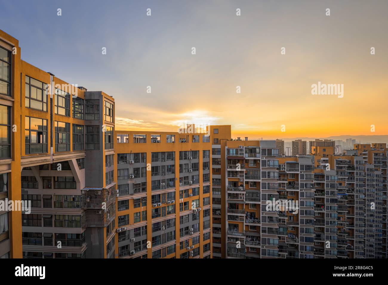 Lever de soleil sur les bâtiments résidentiels urbains de Chengdu Banque D'Images