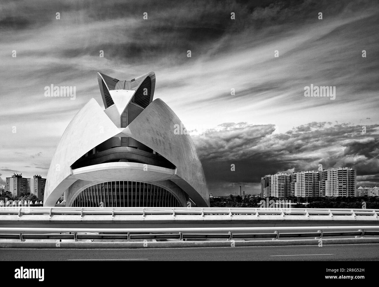 La Ciudad de las Artes y de las Ciencias est un centre scientifique de Valence. Il a été construit entre 1991 et 2006 et est situé dans le lit sec de la rivière Banque D'Images