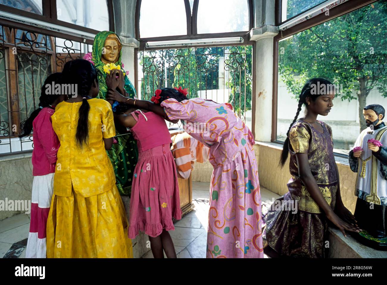 Adoration des filles, intérieur de la basilique Saint-Laurent Thomas, Basilique San Thome, Cathédrale, Chennai, Tamil Nadu, Inde, Asie Banque D'Images