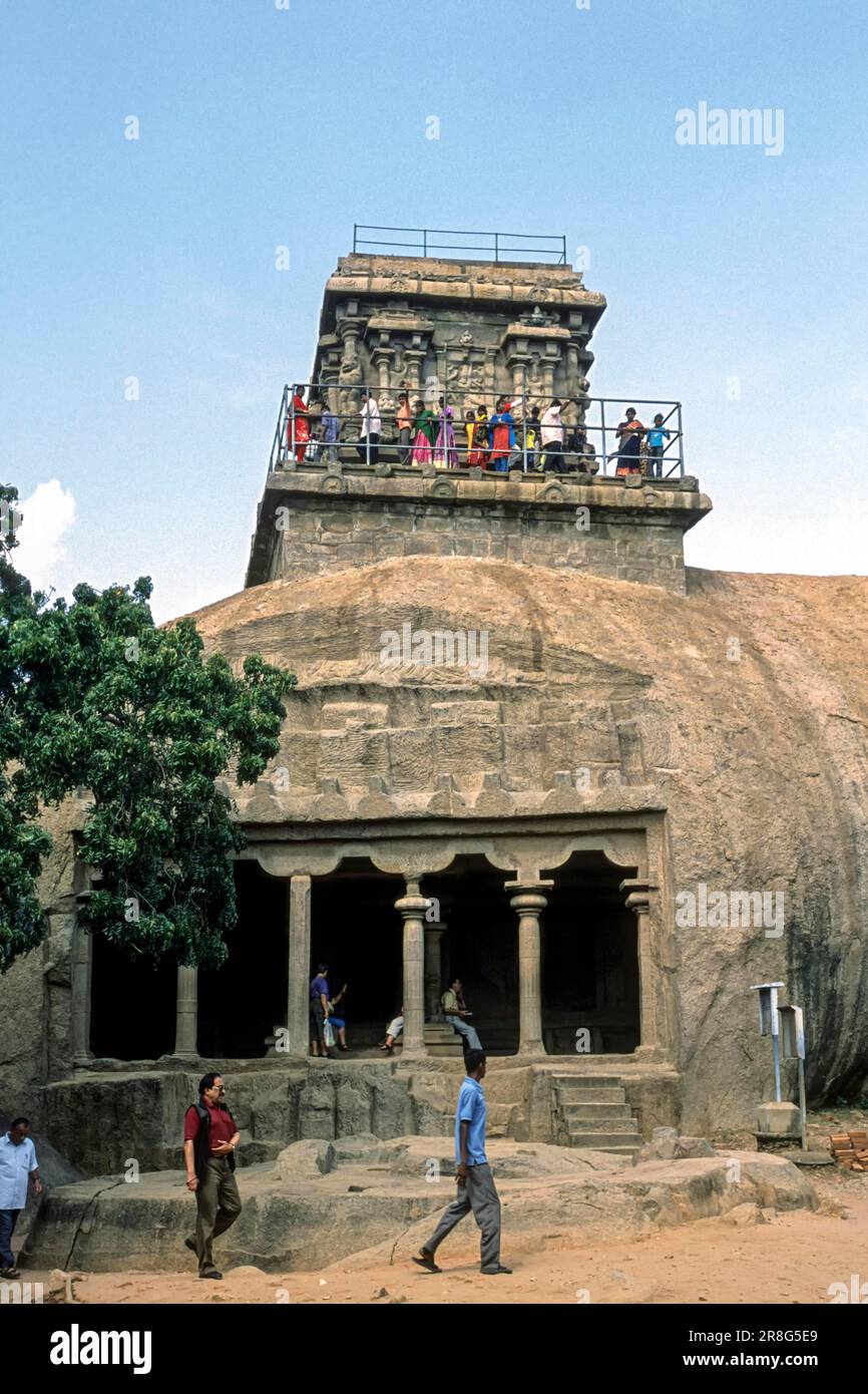 L'ancienne maison lumineuse Olakkanatha temple au-dessus du temple de la grotte de Mahishasuramardhini à Mahabalipuram Mamallapuram, Tamil Nadu Tamilnadu, Sud Banque D'Images