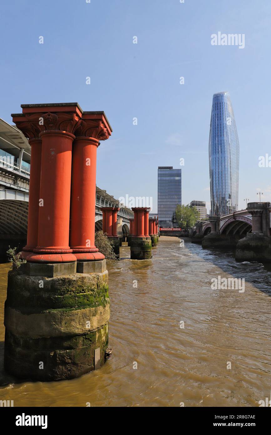 Une tour de Blackfriars et vestiges d'un ancien pont sur la Tamise Londres, Royaume-Uni, juin 2023 Banque D'Images