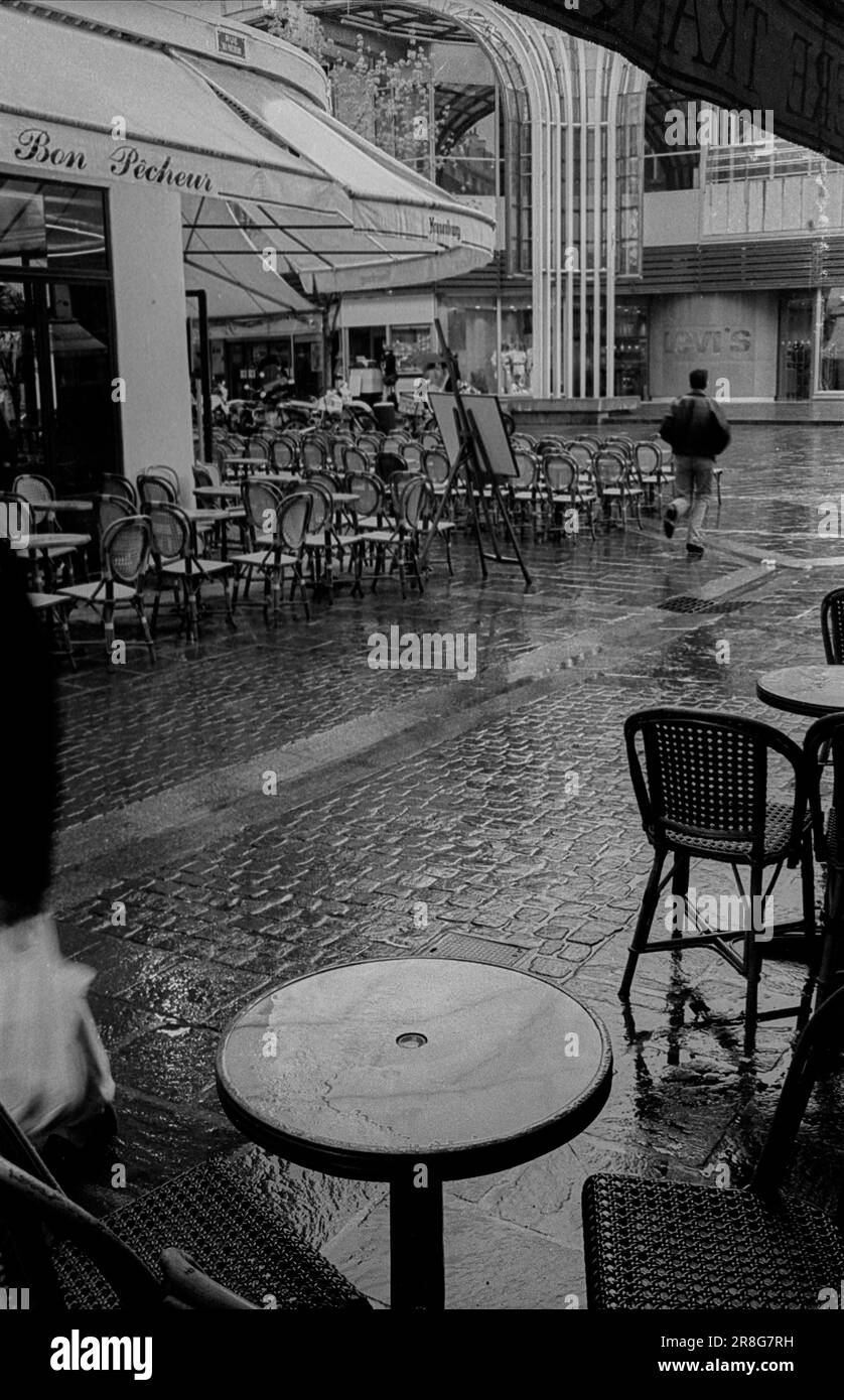 France, Paris, 22.03.1990, restaurant, jour de pluie Banque D'Images
