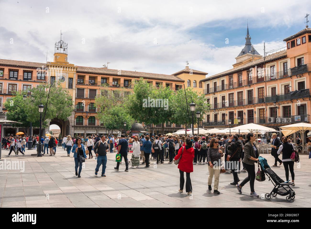 Plaza Zocodover, vue en été des gens marchant à travers la Plaza Zocodover, une place municipale populaire dans la ville de Tolède, en Espagne Banque D'Images