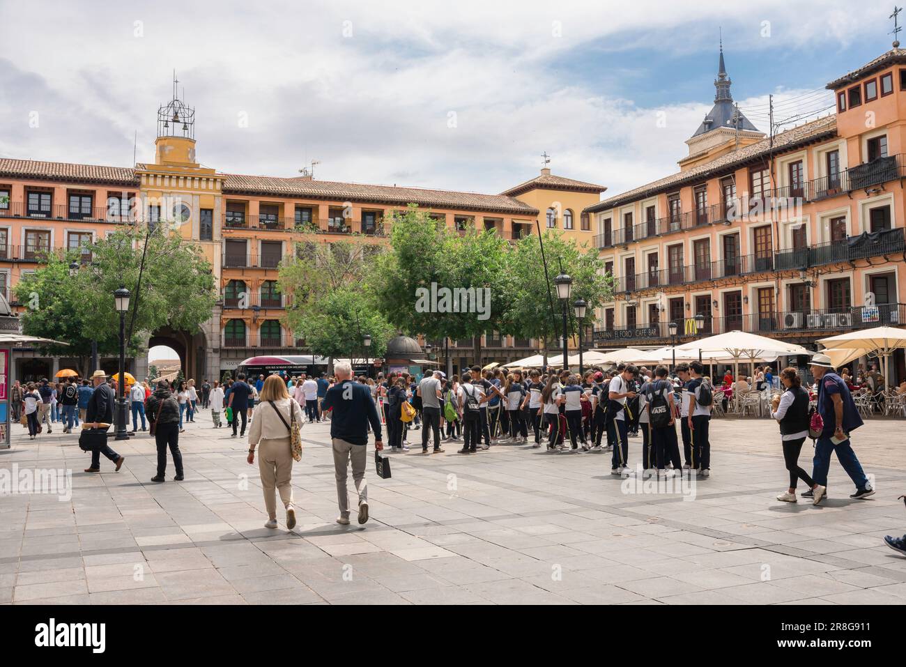 Toledo Plaza Zocodover, vue en été des gens marchant à travers la Plaza Zocodover, une place municipale populaire dans la ville de Tolède, en Espagne Banque D'Images