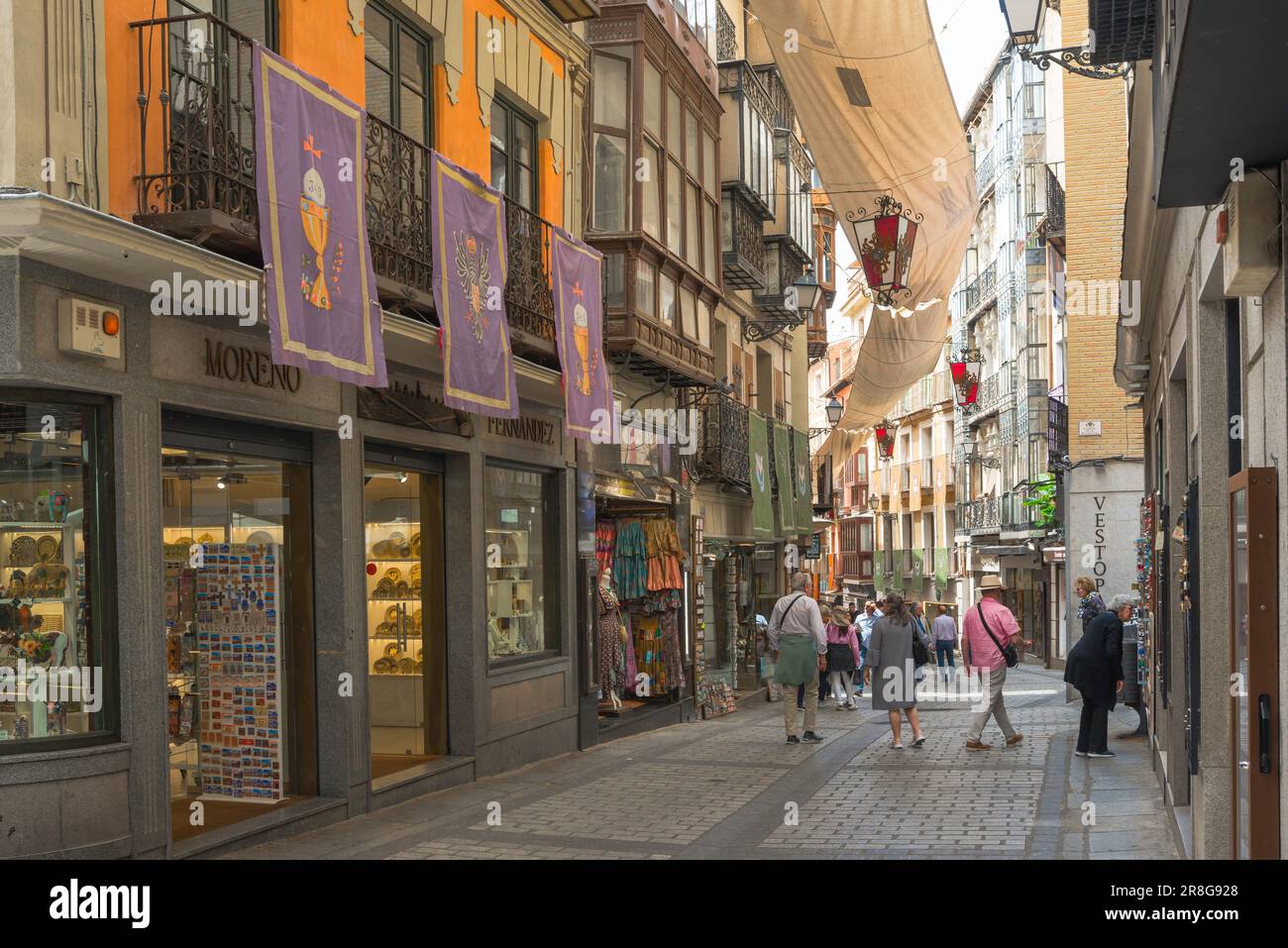 Toledo Street, vue des gens marchant dans la Calle Commercio, une rue commerçante populaire dans le centre historique de la vieille ville de Tolède, en Espagne Banque D'Images