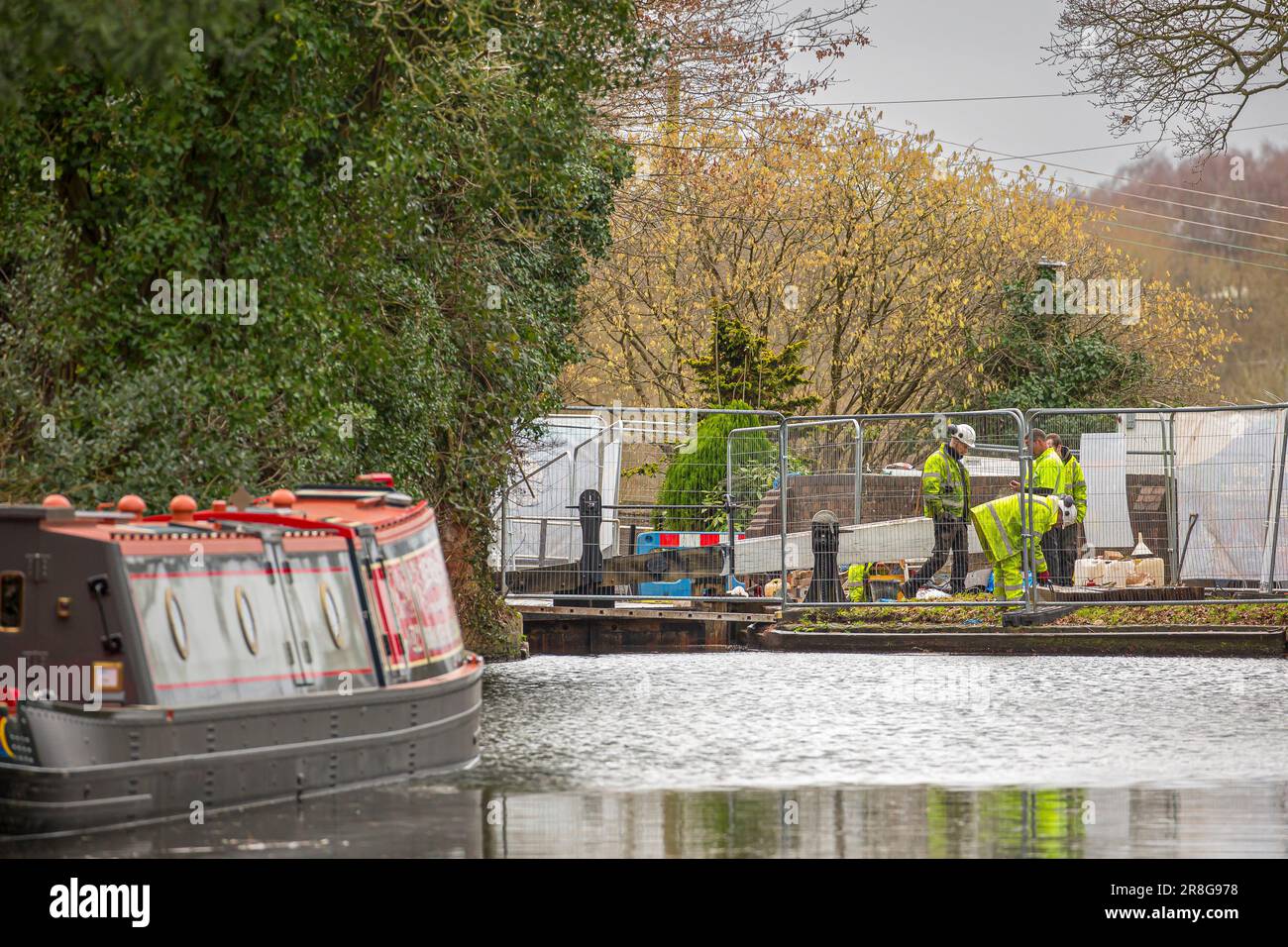Les travailleurs de Canal Trust réparent une écluse de canal. Banque D'Images