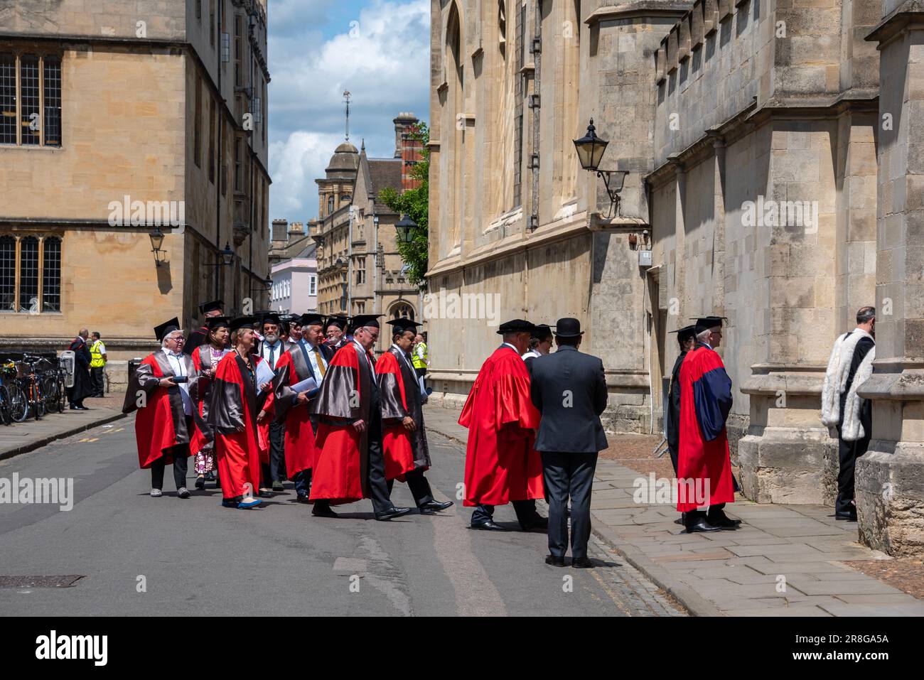Oxford University, Oxford, Royaume-Uni, 21st juin 2023. La procession Encaenia du Sheldonian Theatre passe par la place Radcilffe et entre dans le All Souls' College après la cérémonie Encaenia où sont décernés les diplômes honorifiques de l'Université d'Oxford. Parmi les 2023 récipiendaires figurent (de gauche, devant le groupe de gauche) l'auteur Val McDermid, la correspondante de BBC News Lise Doucet, le prof Frances Arnold, le prof Paul Gilroy, le prof Sir Simon Schama, le prof Stephen Furber (?) Et le prof Malik Pieris. Encaenia est une ancienne cérémonie qui a lieu chaque mois de juin. Crédit : Martin Anderson/Alay Live News Banque D'Images