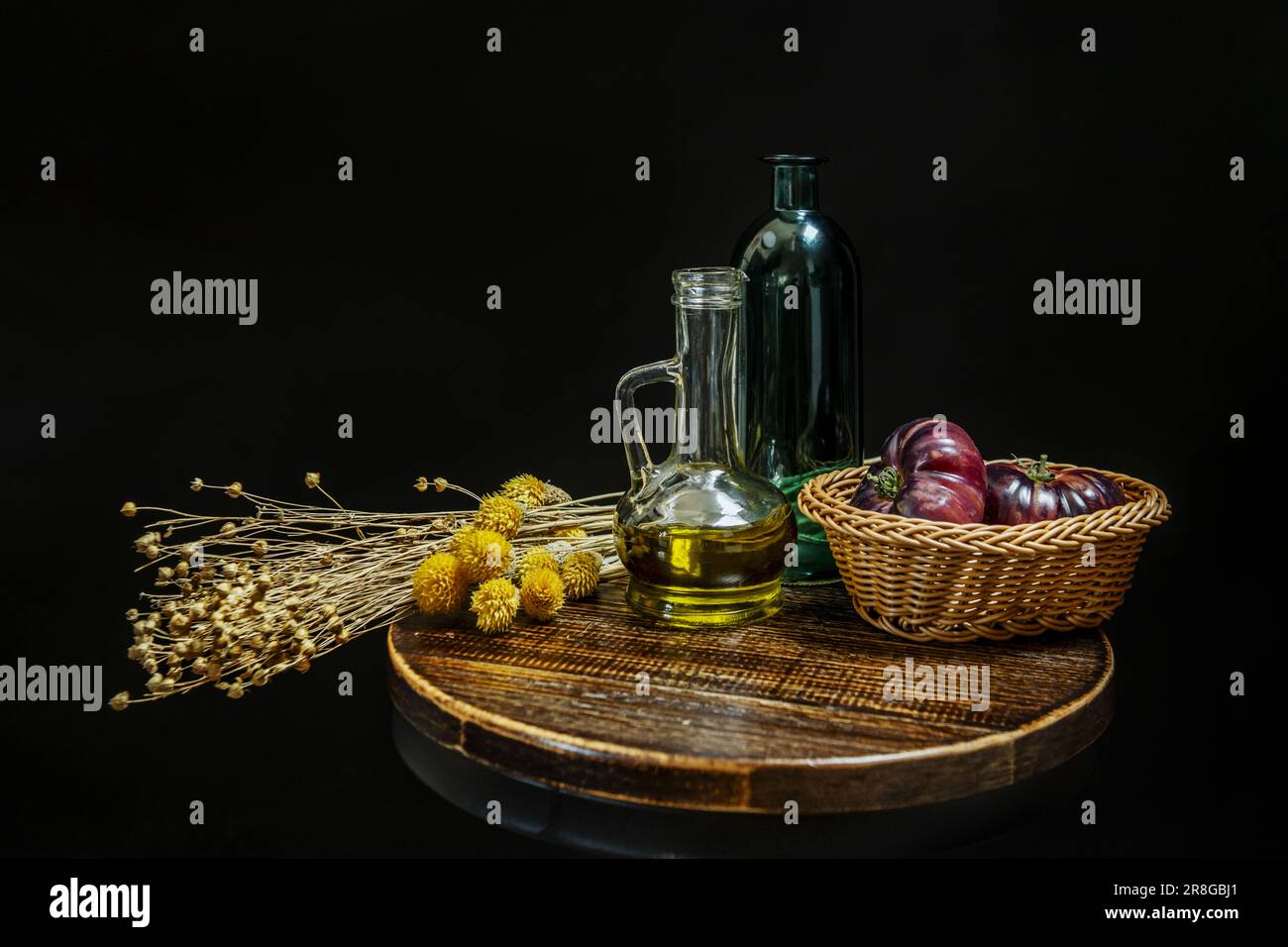 Une vie de produits méditerranéens typiques pour faire des salades nutritives et saines sur une chaise circulaire de style industriel Banque D'Images