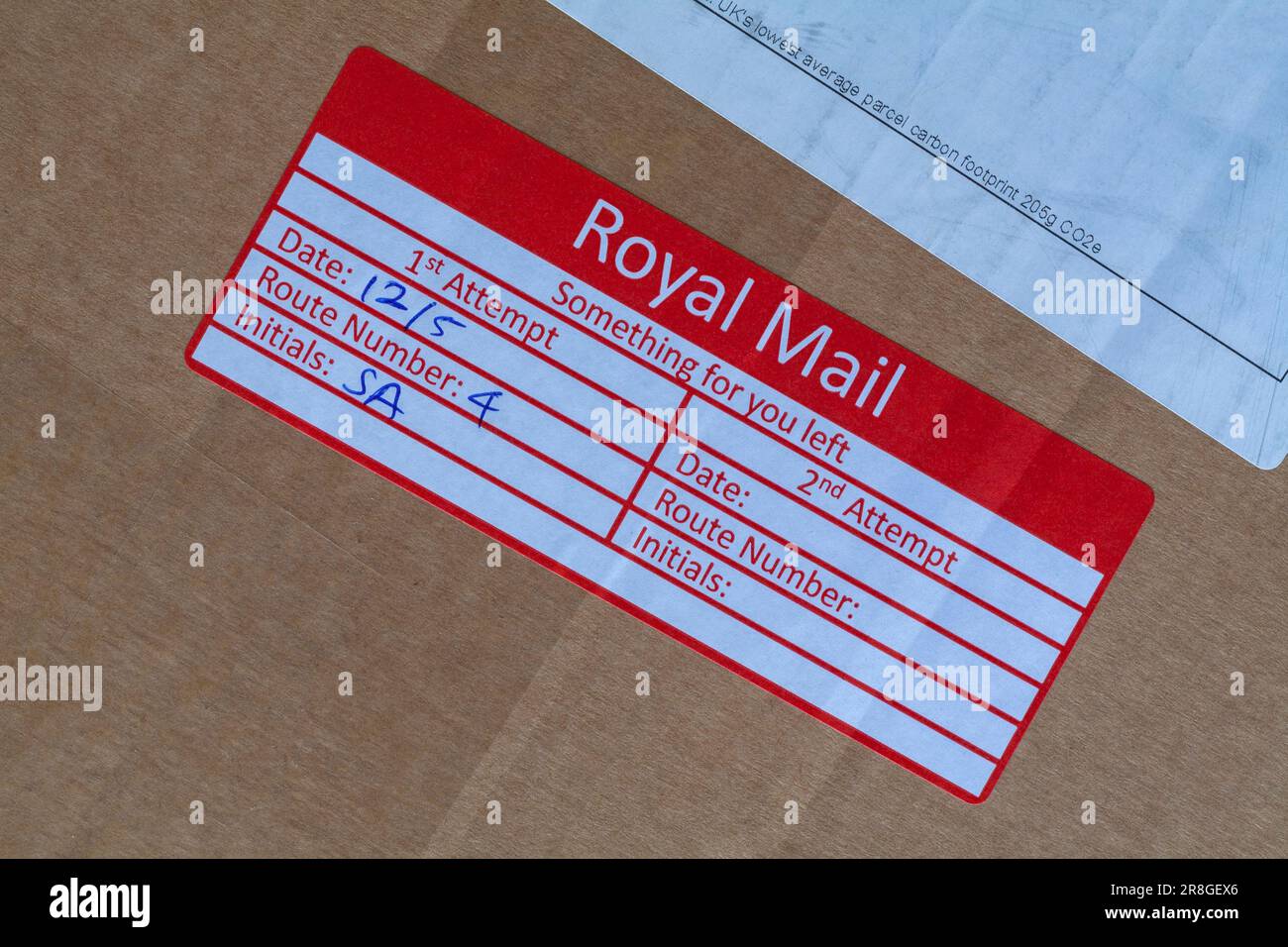 Royal Mail quelque chose pour vous autocollant gauche sur paquet marron Banque D'Images