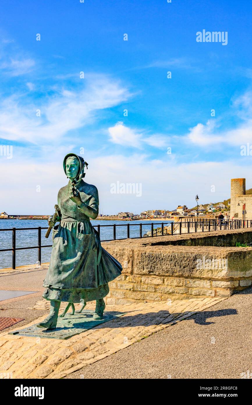 La statue du célèbre chasseur de fossiles Mary Anning par Denise Dutton à Lyme Regis sur la côte jurassique, Dorset, Angleterre, Royaume-Uni Banque D'Images