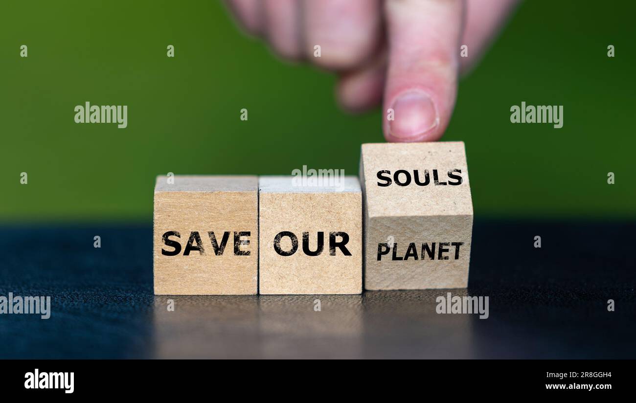 Les cubes en bois forment l'expression « sauver notre planète » et sauver nos âmes ». Banque D'Images