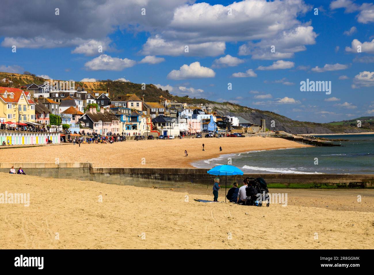 Les deux plages principales - une de sable et une de bardeaux - à Lyme Regis sur la côte jurassique, Dorset, Angleterre, Royaume-Uni Banque D'Images