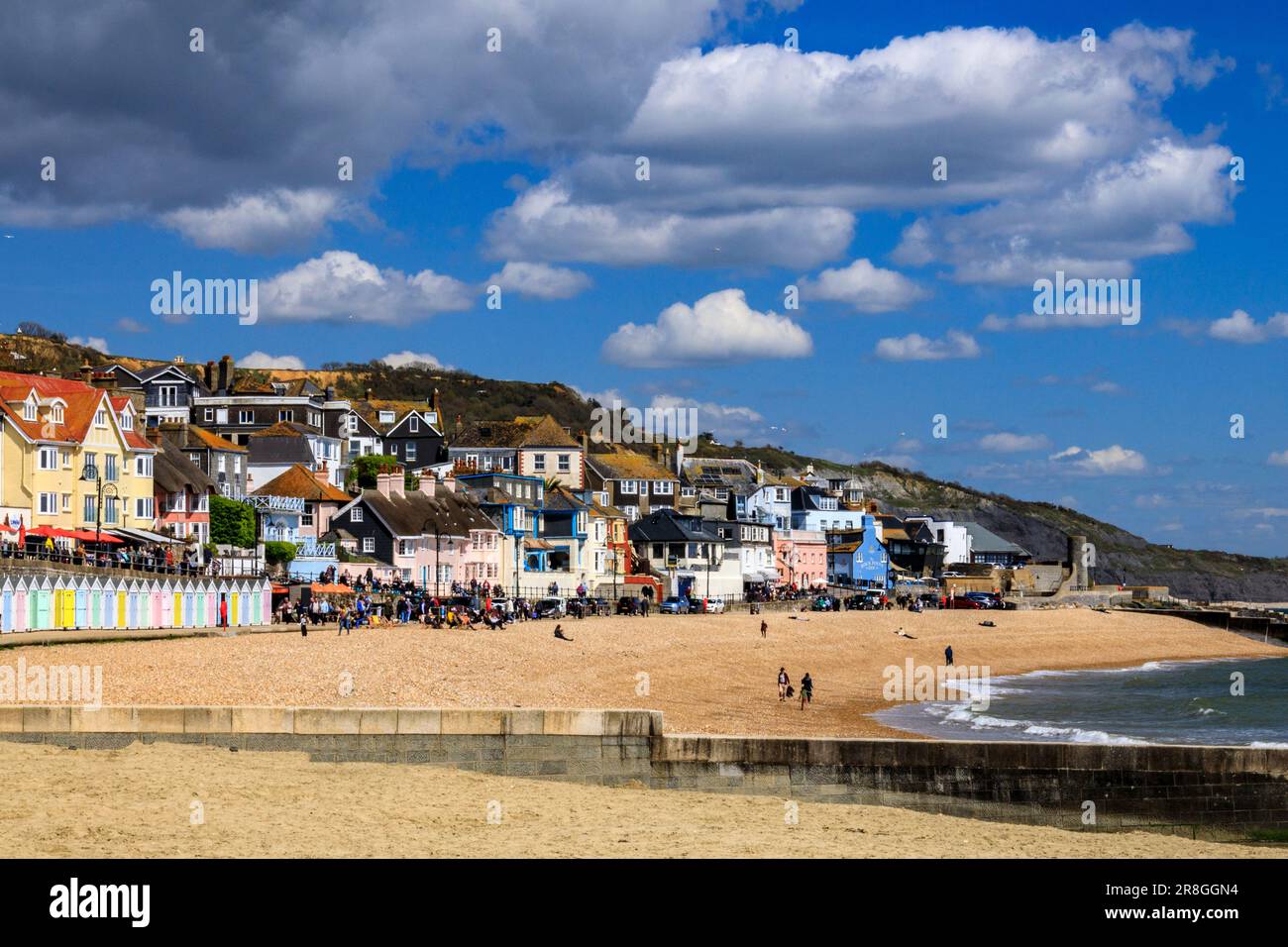Les deux plages principales - une de sable et une de bardeaux - à Lyme Regis sur la côte jurassique, Dorset, Angleterre, Royaume-Uni Banque D'Images