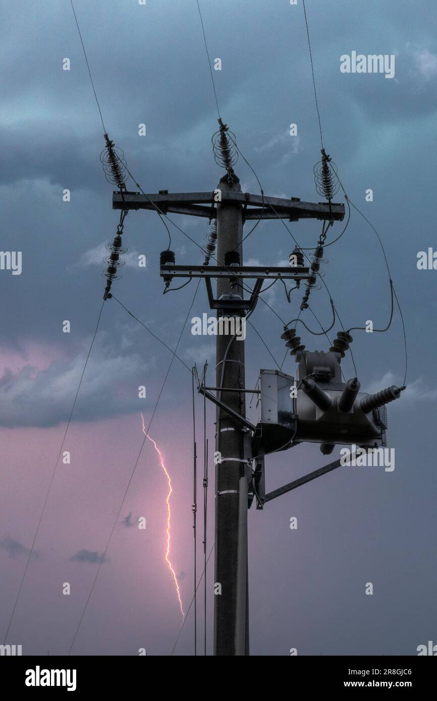 La foudre frappe sur la ligne électrique de transition d'énergie Banque D'Images