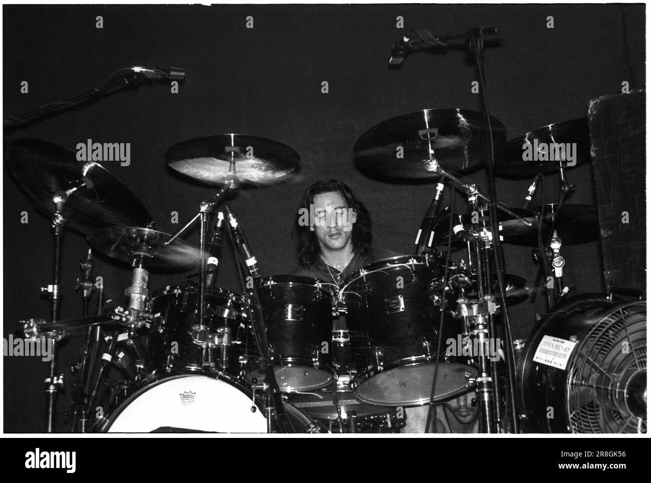 Jimmy Chamberlin de Smashing Pumpkins jouant à la Siamese Dream Tour dans la Grande salle de l'université de Cardiff, pays de Galles, 22 septembre 1993. Photo : Rob Watkins. NOTE: Ce négatif de 30 ans montre quelques défauts. Banque D'Images