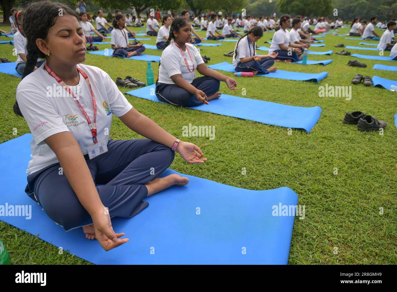 Kolkata, Inde. 21st juin 2023. Les étudiants participent à la journée de yoga au Victoria Memorial Hall. La Journée internationale du yoga est célébrée le 21st juin de chaque année dans le monde. Crédit : SOPA Images Limited/Alamy Live News Banque D'Images