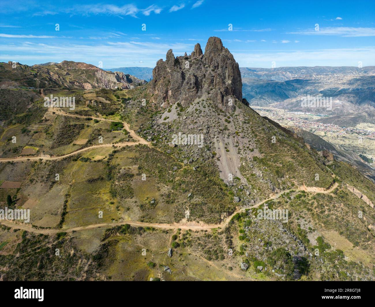 Formation rocheuse pittoresque et point de vue Muela del Diablo, la dent du diable, surplombant la capitale la plus haute et la ville animée la Paz et El Alto, Bolivie Banque D'Images
