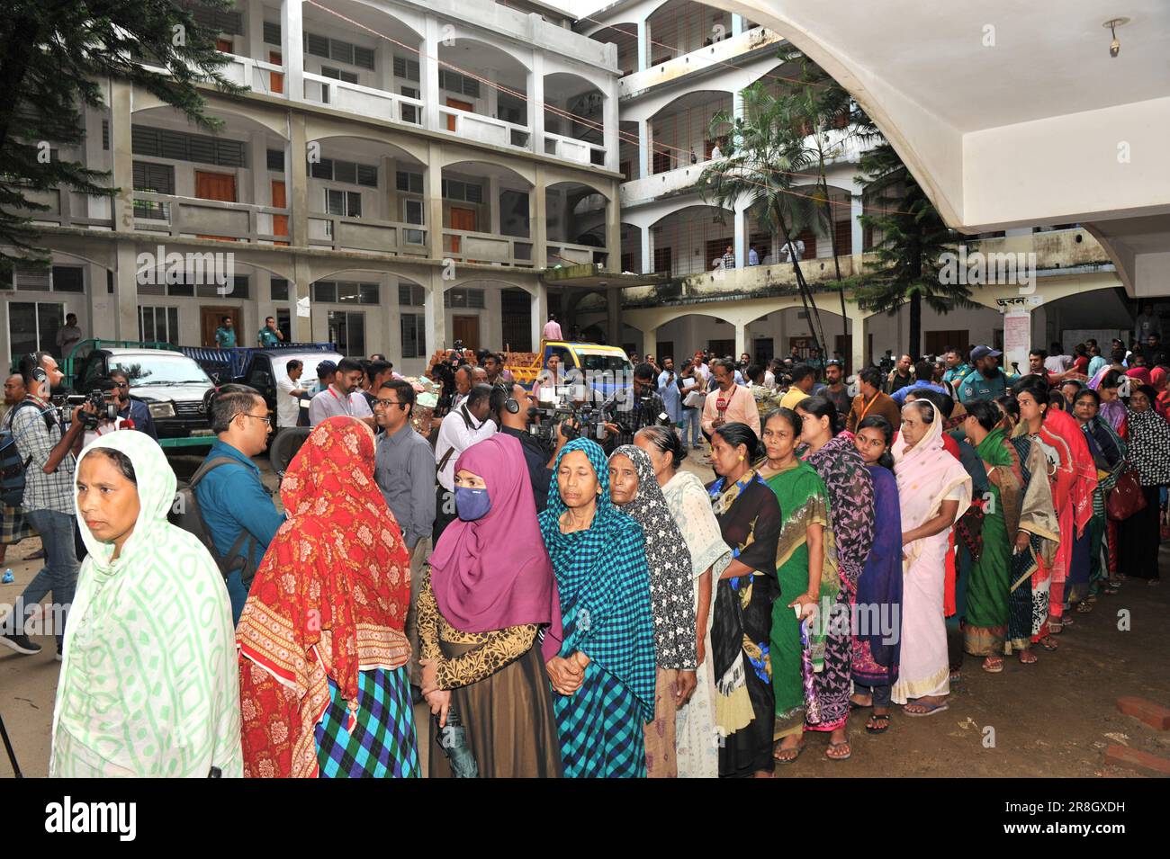 Sylhet, Bangladesh. 21st juin 2023. Les gens sont venus en grand nombre pour voter au Shahjalal Jamia Islamia Kamil Madrasa, centre de Pathantula. Banque D'Images