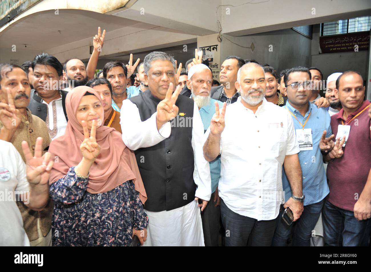 Sylhet, Bangladesh. 21st juin 2023. M. Anwaruzzaman Chowdhury, candidat à la mairie de Boat a voté au Shahjalal Jamia Islamia Kamil Madrasah, centre de Pathantula. Banque D'Images